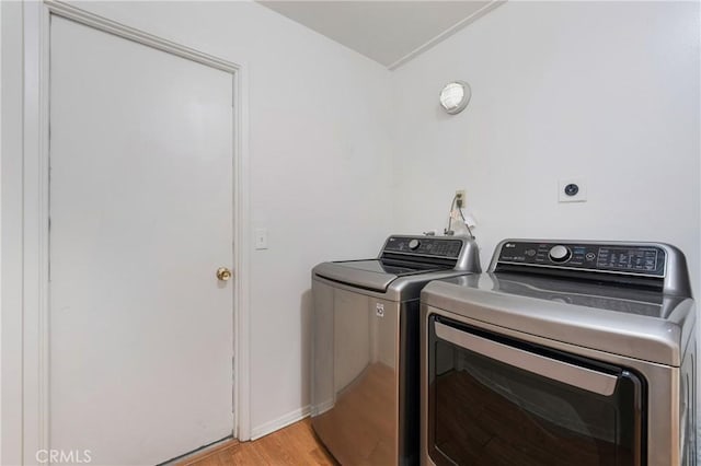 41384 Collegian Way, Hemet, CA 92544 - laundry area featuring washing machine and clothes dryer and light wood-type flooring