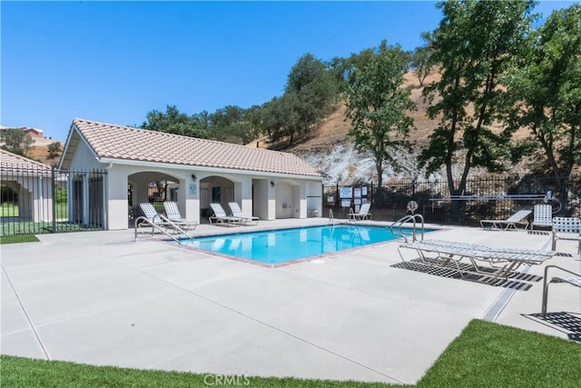8674 Paseo De Vaca, Atascadero, CA 93422 - community pool with a patio