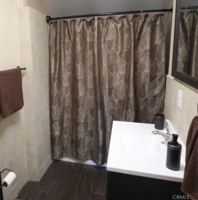 62026 Grand View Cir, Joshua Tree, CA 92252 - full bathroom featuring a shower with shower curtain, vanity, and wood finished floors