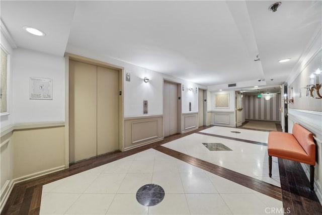 10660 Wilshire Blvd Unit 609, Los Angeles, CA 90024 - building lobby with a decorative wall and wainscoting