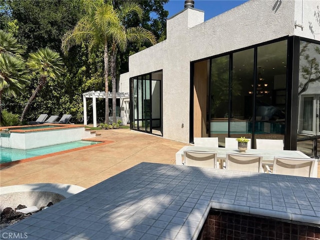 16815 Bajio Rd, Encino, CA 91436 - outdoor pool with an in-ground hot tub, a patio area, a pergola, and outdoor dining space
