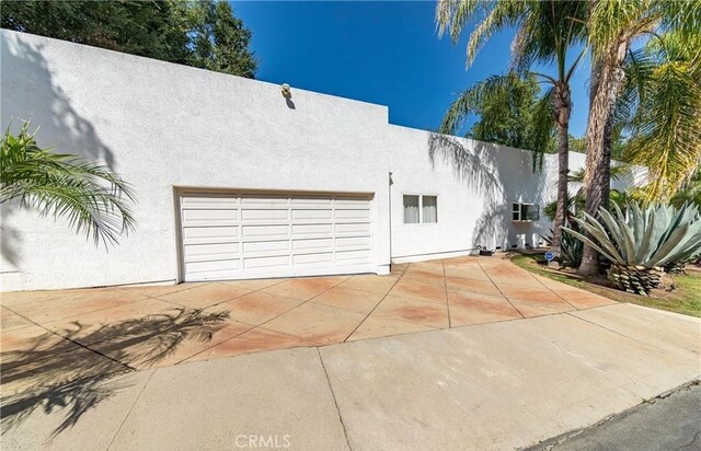 16815 Bajio Rd, Encino, CA 91436 - view of front of home featuring stucco siding, a garage, and driveway