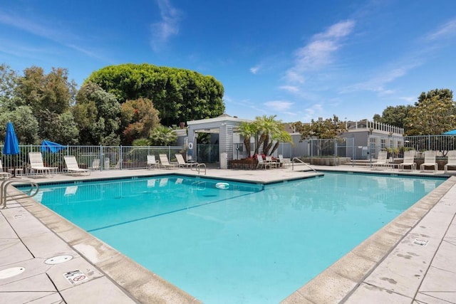 7133 Linden, Carlsbad, CA 92011 - community pool with a patio