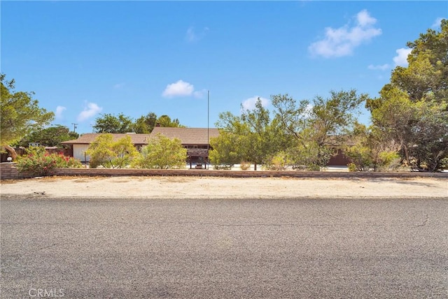 19215 Hupa Rd, Apple Valley, CA 92307 - view of front facade