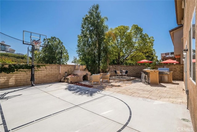 27960 Agapanthus Ln, Valencia, CA 91354 - fenced backyard with an outdoor kitchen, a patio, and basketball court