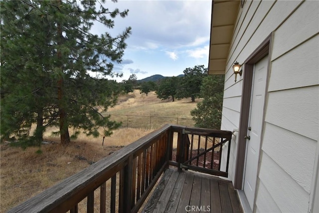 913 Northview Cir, Yreka, CA 96097 - deck with a mountain view