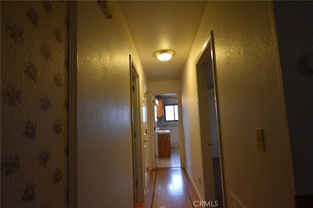 913 Northview Cir, Yreka, CA 96097 - hallway with light wood-style floors and a textured wall