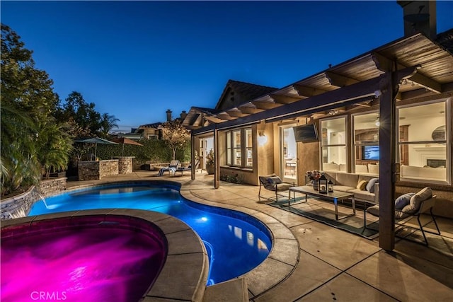 20100 Livorno Ln, Yorba Linda, CA 92886 - view of pool with an in-ground hot tub, a patio area, and outdoor lounge area