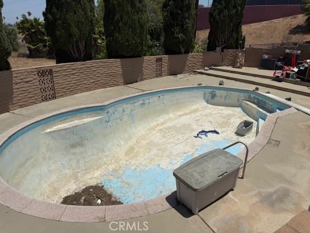 2089 Monterey Peninsula Dr, Corona, CA 92882 - view of pool with a patio