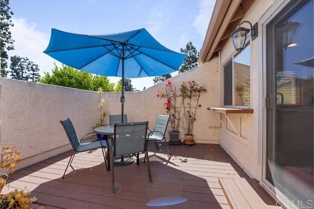 814 Cardamom Ct, Chula Vista, CA 91910 - wooden deck with outdoor dining area