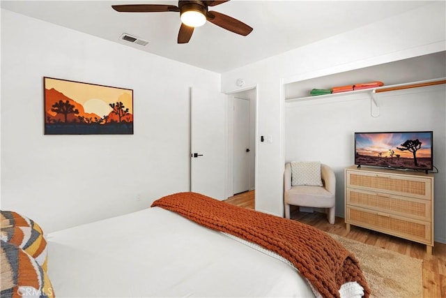 63608 Jadeite St, Joshua Tree, CA 92252 - bedroom featuring light wood-type flooring, a closet, and a ceiling fan