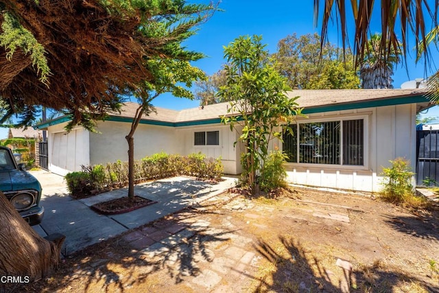 1921 Lincoln Ct, Oxnard, CA 93033 - view of front of property with board and batten siding
