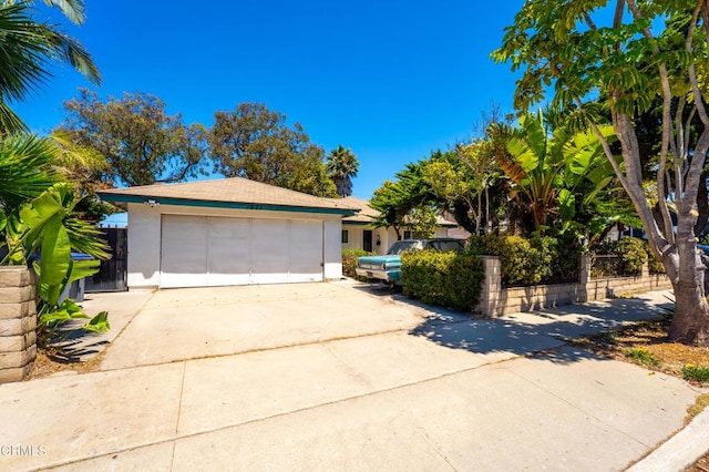 1921 Lincoln Ct, Oxnard, CA 93033 - garage featuring driveway