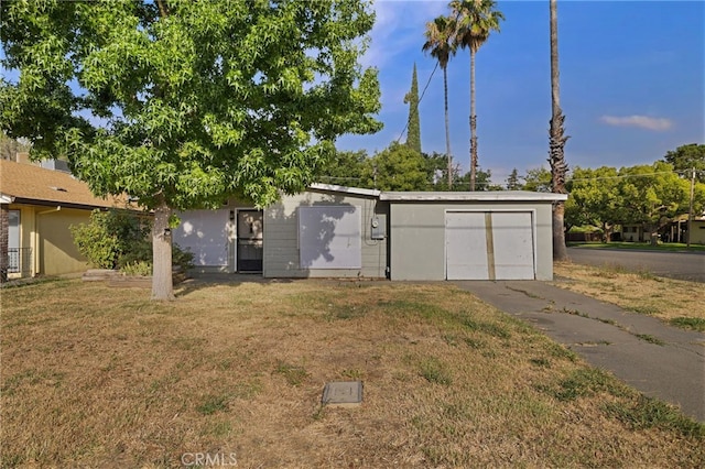 609 S Lassen St, Willows, CA 95988 - garage with concrete driveway