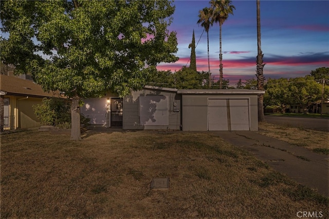 609 S Lassen St, Willows, CA 95988 - view of grassy yard featuring concrete driveway
