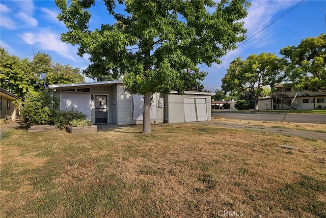 609 S Lassen St, Willows, CA 95988 - view of grassy yard with a garage and driveway