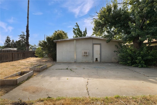 609 S Lassen St, Willows, CA 95988 - garage with a vegetable garden