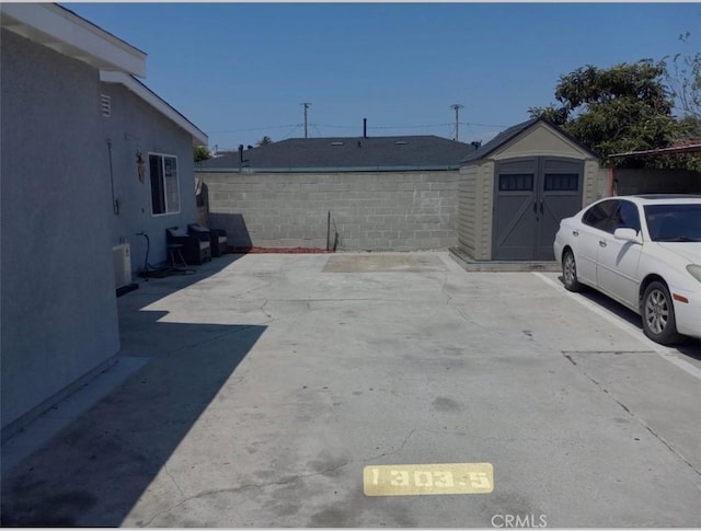 1303 W 109th Pl, Los Angeles, CA 90044 - view of yard featuring a storage shed