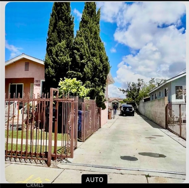 1303 W 109th Pl, Los Angeles, CA 90044 - view of concrete driveway