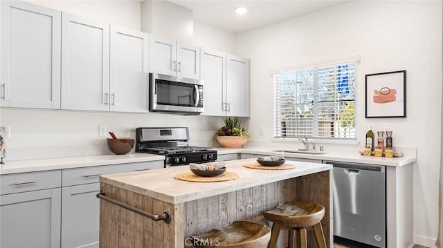 770 Pico Pl, Chico, CA 95928 - kitchen featuring stainless steel appliances, a center island, light countertops, a kitchen bar, and recessed lighting