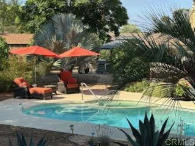 3625 Laketree Dr, Fallbrook, CA 92028 - outdoor pool with a patio area