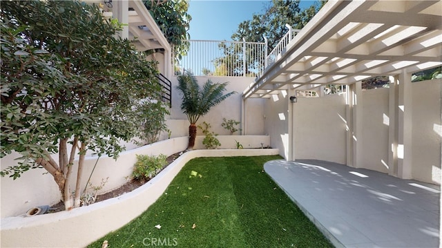 22500 N Summit Ridge Cir, Chatsworth, CA 91311 - view of yard with a pergola
