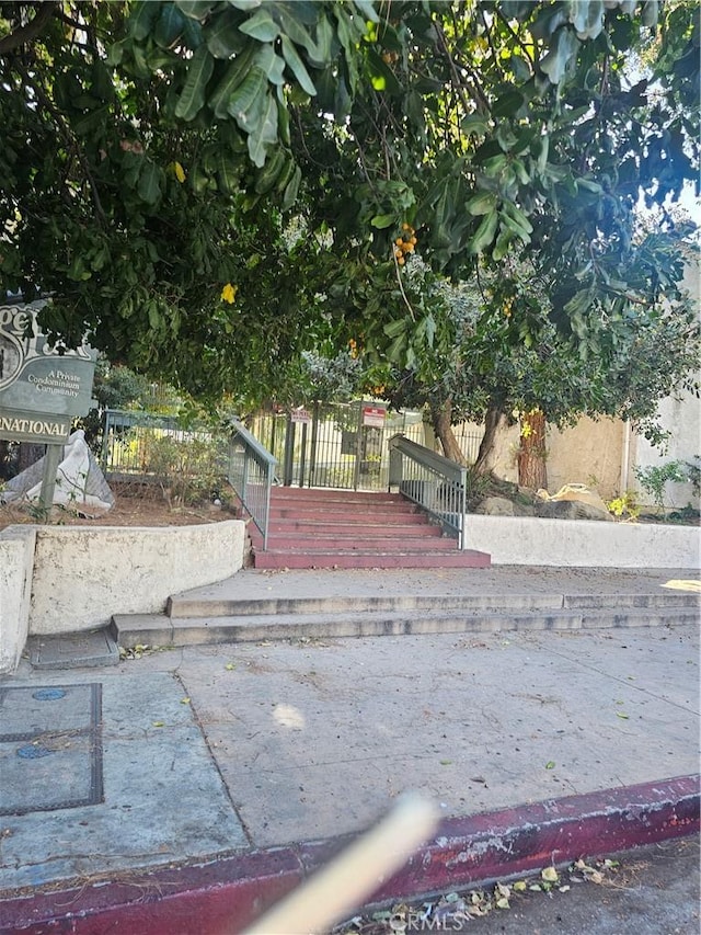 8601 International Ave Unit 266, Canoga Park, CA 91304 - view of front of home featuring a fenced front yard
