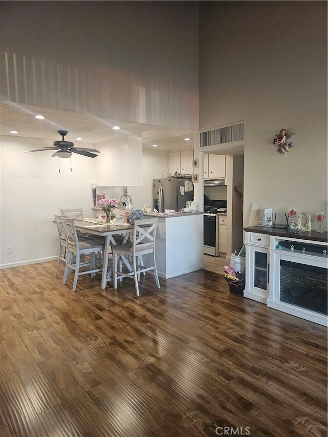 8601 International Ave Unit 266, Canoga Park, CA 91304 - dining space featuring wood finished floors, a ceiling fan, and recessed lighting