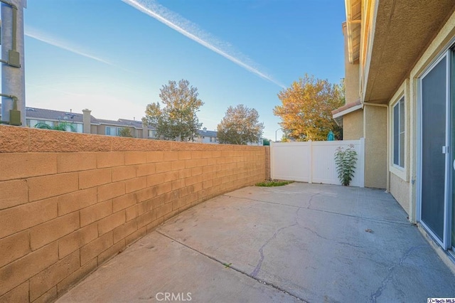 25401 Holly Beach Dr, Saugus, CA 91350 - fenced backyard with a patio area