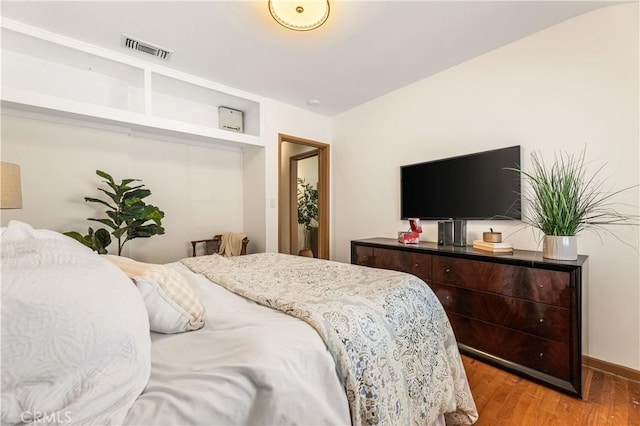 7021 Shoshone Ave, Lake Balboa, CA 91406 - bedroom featuring light wood-type flooring and baseboards