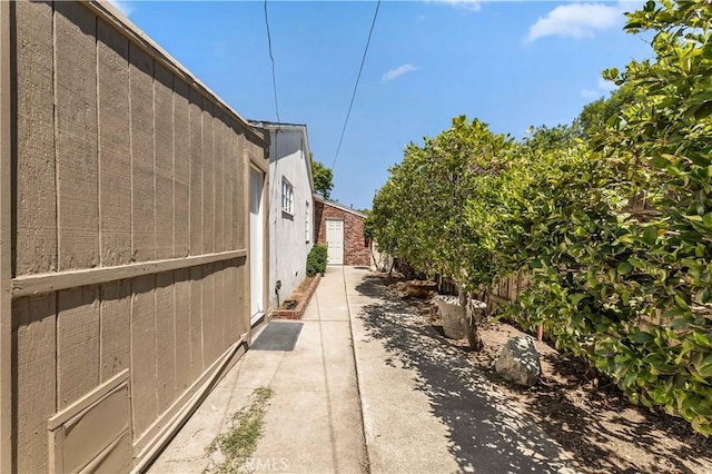 7021 Shoshone Ave, Lake Balboa, CA 91406 - view of side of home featuring a patio