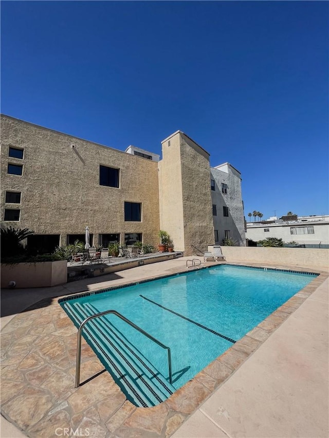 5310 Zelzah Ave Unit 312, Encino, CA 91316 - outdoor pool with a patio