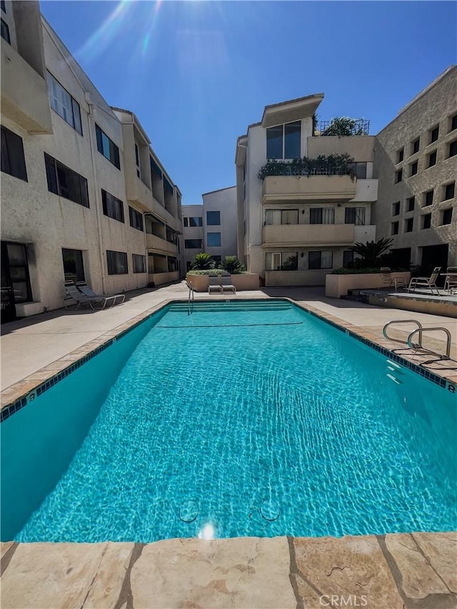 5310 Zelzah Ave Unit 312, Encino, CA 91316 - community pool with a patio