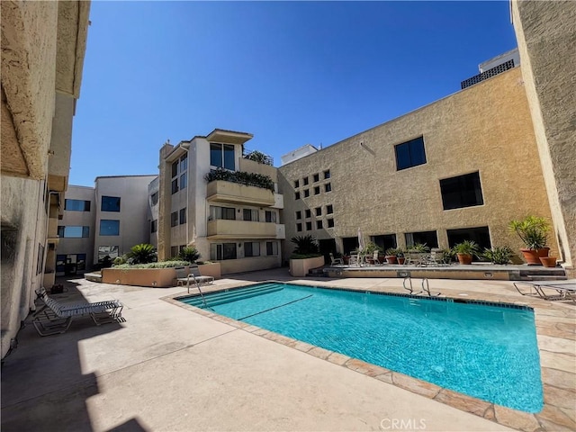 5310 Zelzah Ave Unit 312, Encino, CA 91316 - community pool with a patio