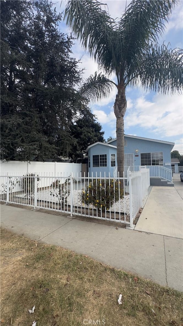 9206 Elizabeth Ave, South Gate, CA 90280 - view of front of home featuring a fenced front yard