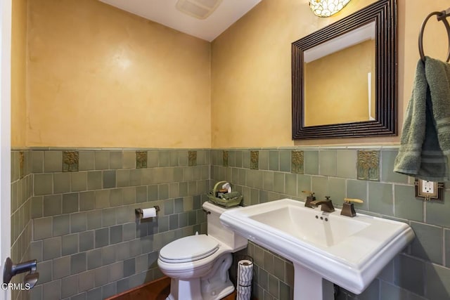 3626 Saint Elizabeth Rd, Glendale, CA 91206 - bathroom featuring tile walls and wainscoting