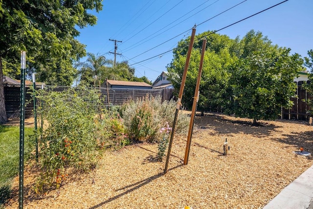 1396 N Ferger Ave, Fresno, CA 93728 - view of yard