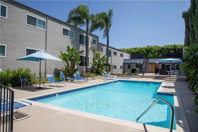 972 Larrabee St Unit 119, West Hollywood, CA 90069 - community pool with a patio area