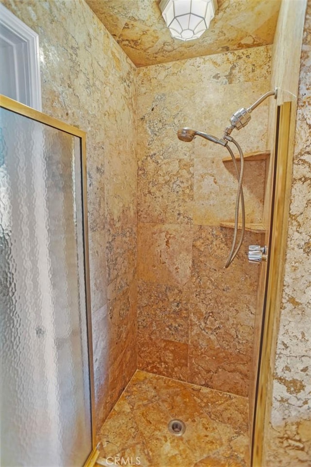 5525 Costello Ave, Sherman Oaks, CA 91401 - bathroom with a shower stall