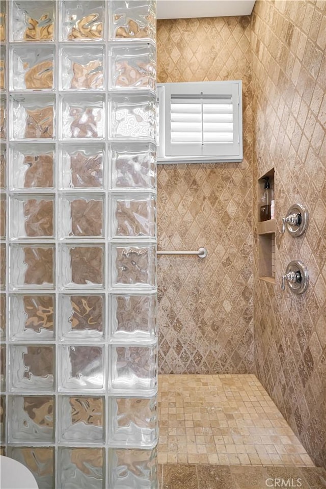 44397 Mesquite Dr, Indian Wells, CA 92210 - bathroom featuring a tile shower