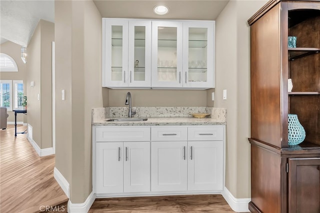 13982 Claremont Ln, Rancho Cucamonga, CA 91739 - indoor wet bar with light wood finished floors and baseboards