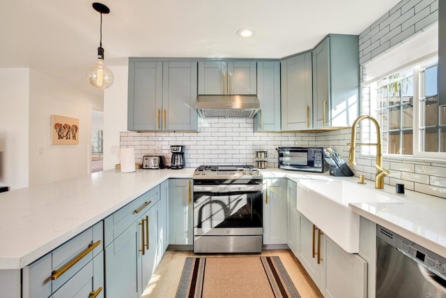 376378 Acacia Dr, Carlsbad, CA 92008 - kitchen with stainless steel appliances, exhaust hood, a peninsula, tasteful backsplash, and pendant lighting