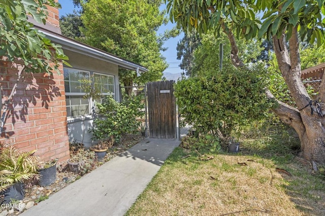 929 Diamond St, Monrovia, CA 91016 - view of yard featuring a gate