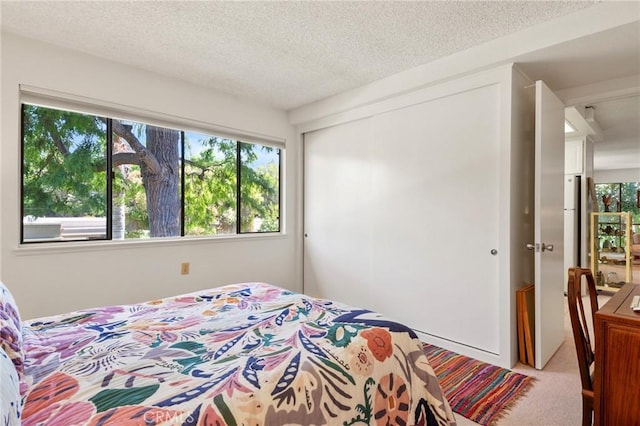 922 Avenida Majorca Unit O, Laguna Woods, CA 92637 - bedroom featuring carpet floors, a closet, and a textured ceiling