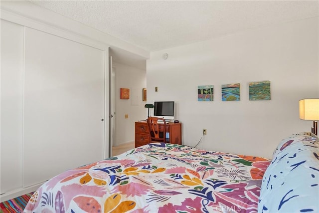 922 Avenida Majorca Unit O, Laguna Woods, CA 92637 - bedroom featuring a closet and a textured ceiling