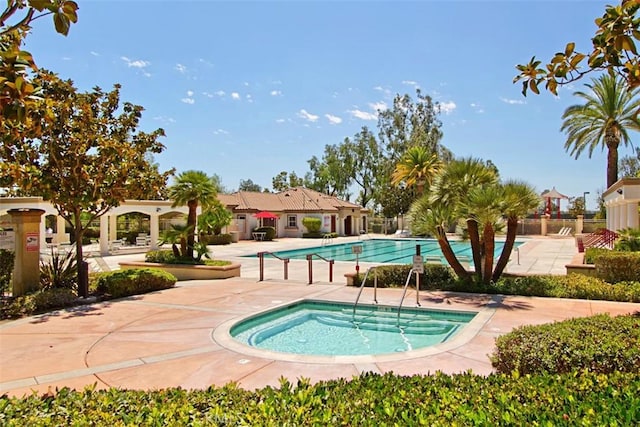 41791 Corte Lara, Temecula, CA 92592 - community pool with a hot tub and a patio area