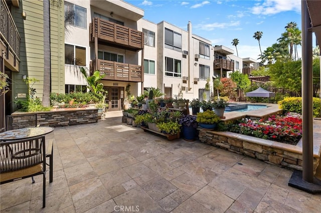 525 S Ardmore Ave Unit 257, Los Angeles, CA 90020 - view of home's community with a residential view, a patio, and a pool