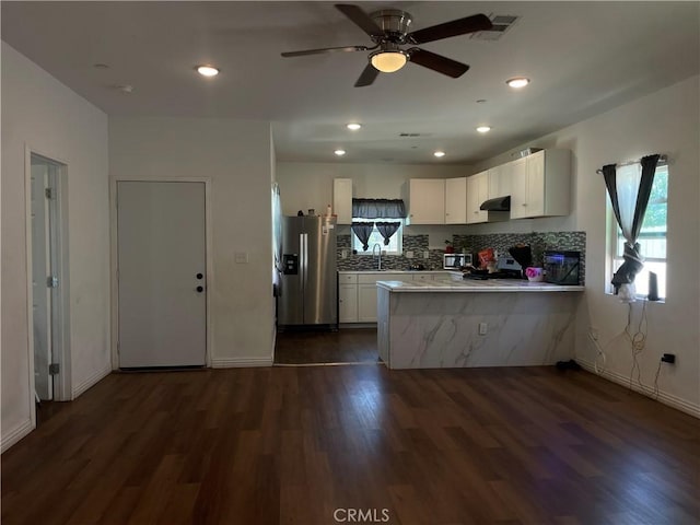 1012 Feliz Dr, Bakersfield, CA 93307 - kitchen featuring stainless steel appliances, a peninsula, under cabinet range hood, dark wood finished floors, and recessed lighting