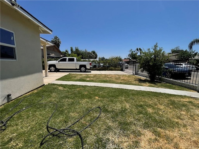 1012 Feliz Dr, Bakersfield, CA 93307 - view of yard