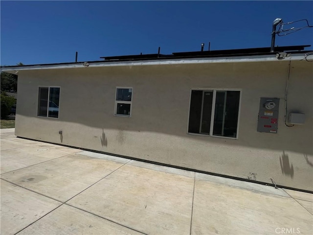 1012 Feliz Dr, Bakersfield, CA 93307 - back of property featuring stucco siding and a patio area